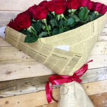 Троянди  в газетному папері